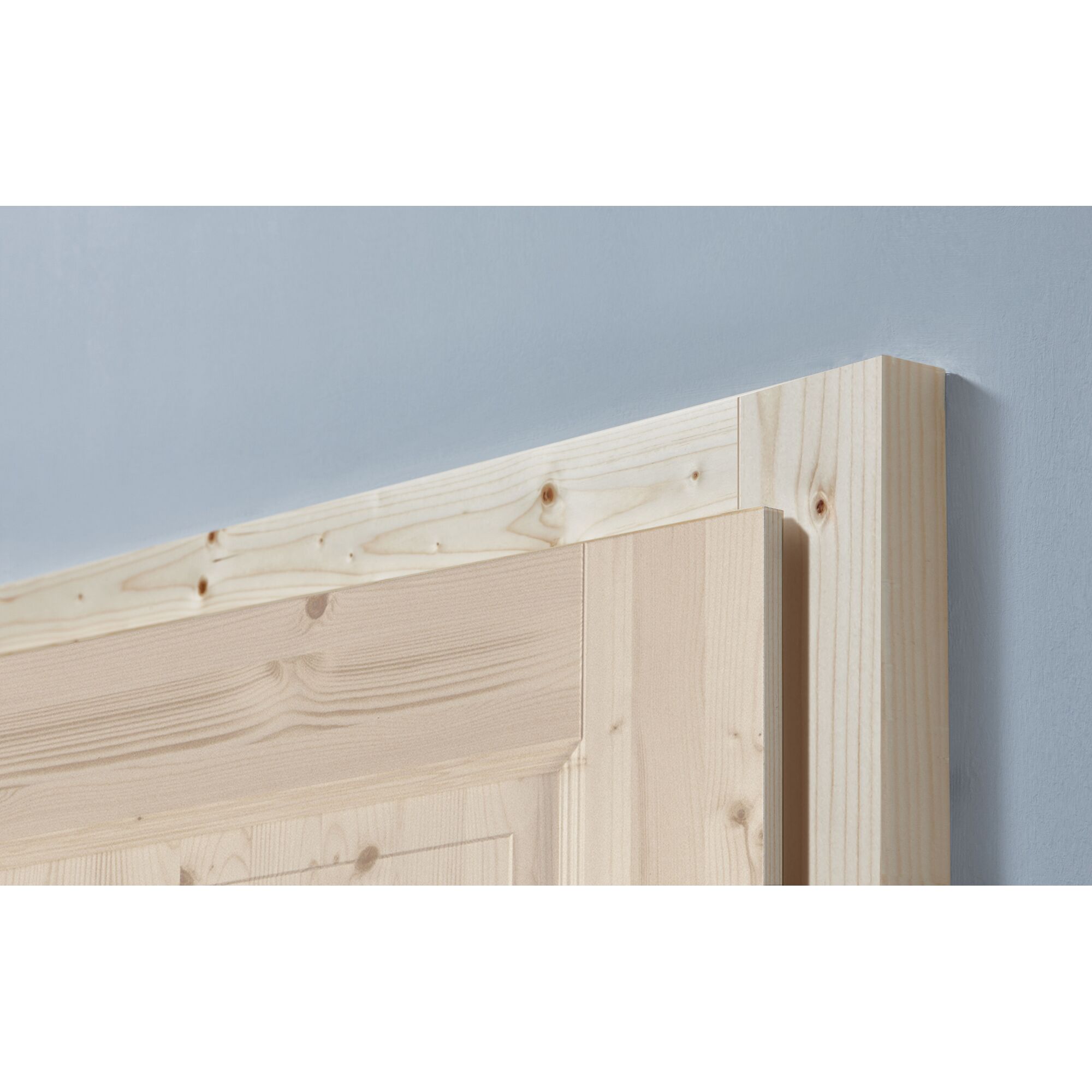 Ecke einer Holztür mit Blockzarge