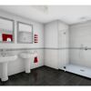 Modernes Badezimmer mit Doppelwaschbecken und Dusche