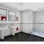 Modernes Badezimmer mit Doppelwaschbecken und Dusche