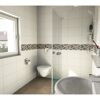 Badezimmer mit Toilette, Dusche und Waschbecken