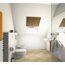 Helles Badezimmer mit Dachfenster und braunen Jalousien