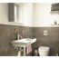 Badezimmer mit Waschbecken, Toilette und Handtuchhalter