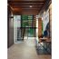 Moderner Flur mit Holztreppe und Dekoration