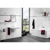 Modernes Badezimmer mit weißen Wandfliesen und grauen Bodenfliesen