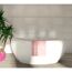 Badezimmer mit Badewanne, Pflanze und Wandfliesen