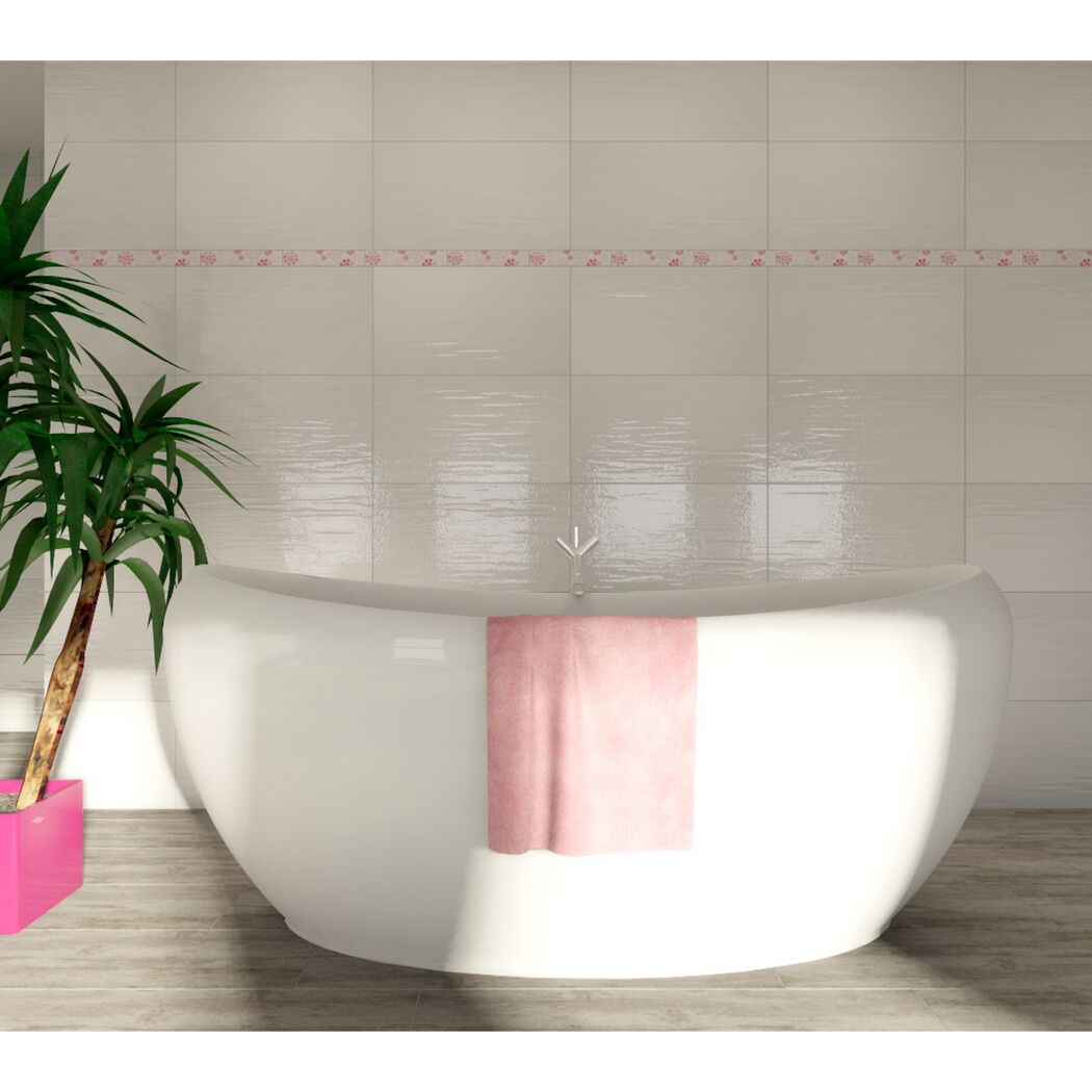 Badezimmer mit Badewanne, Pflanze und Wandfliesen