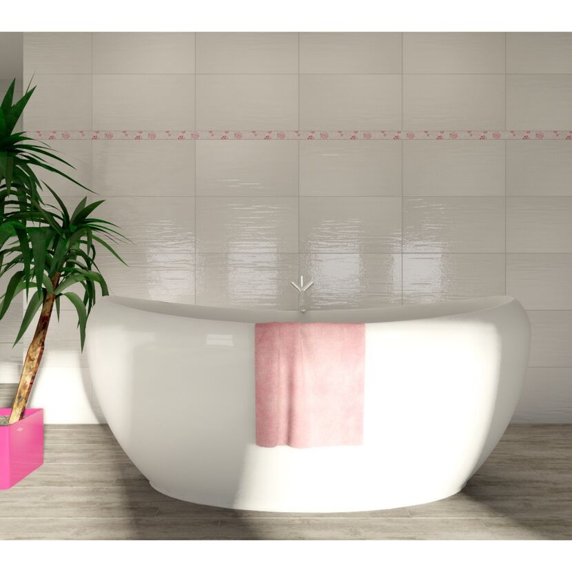 Badezimmer mit Badewanne, Pflanze und Wandfliesen