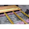 Holzbalken auf rotem Fundament