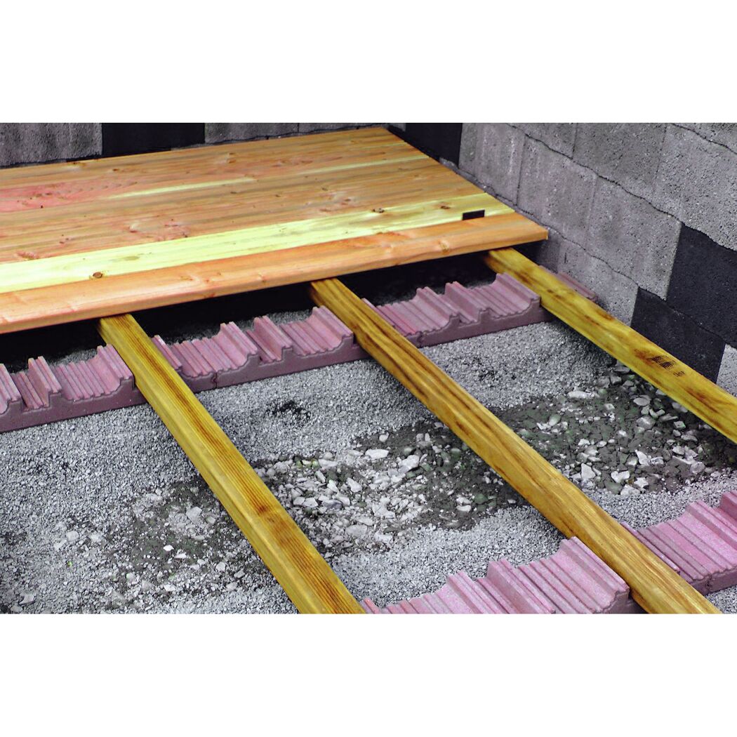 Holzbalken auf rotem Fundament