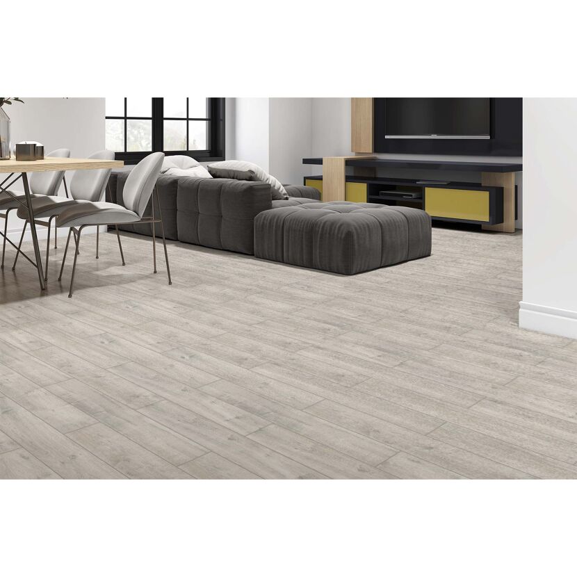 Wohnzimmer mit hellem Holzfußboden