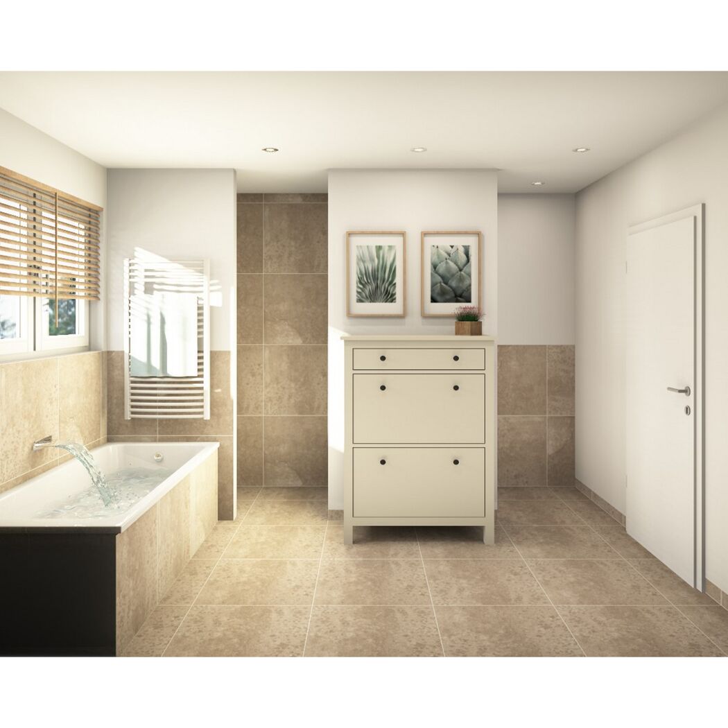 Badezimmer mit Badewanne und Kommode