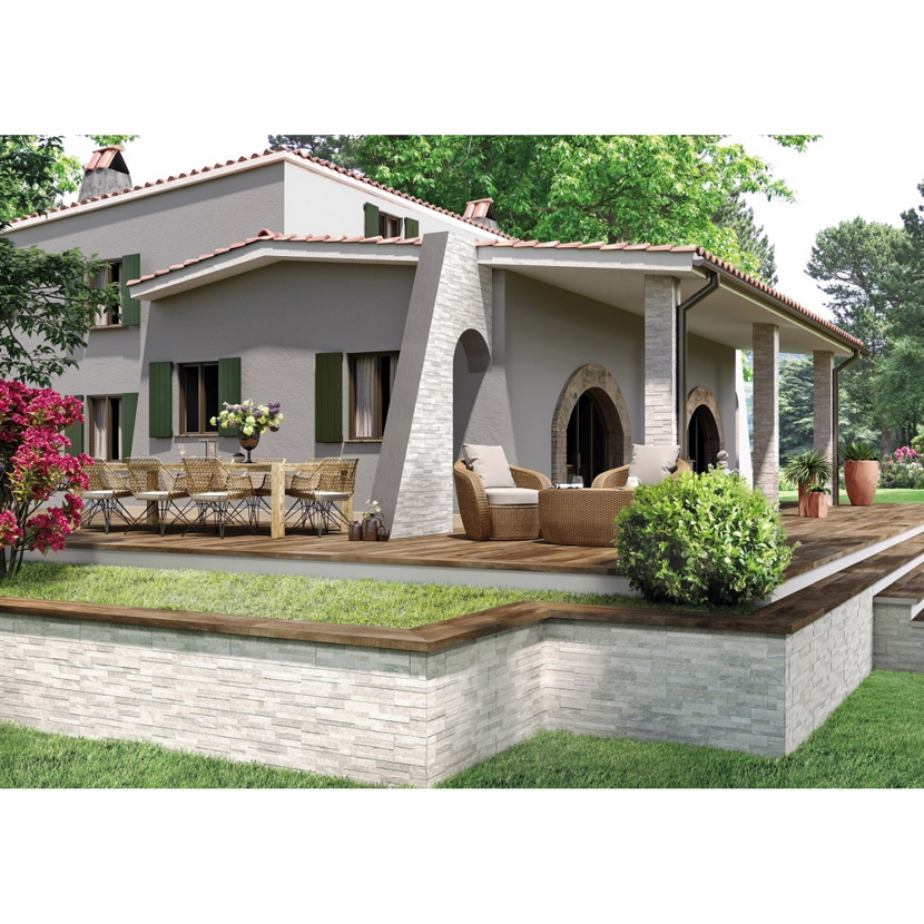 Haus mit weißer Steinmauer und Holzterrasse