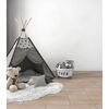 Kinderzimmer mit Tipi, Spielzeugkorb und Teddybär.