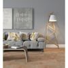 Wohnzimmer mit grauer Couch, gemusterten Kissen und Holzlampe