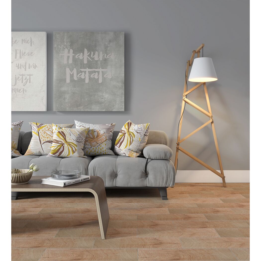 Wohnzimmer mit grauer Couch, gemusterten Kissen und Holzlampe