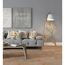 Wohnzimmer mit grauer Couch, gemusterten Kissen und Holzlampe