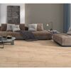 Wohnzimmer mit hellem Fliesenboden und braunem Sofa.