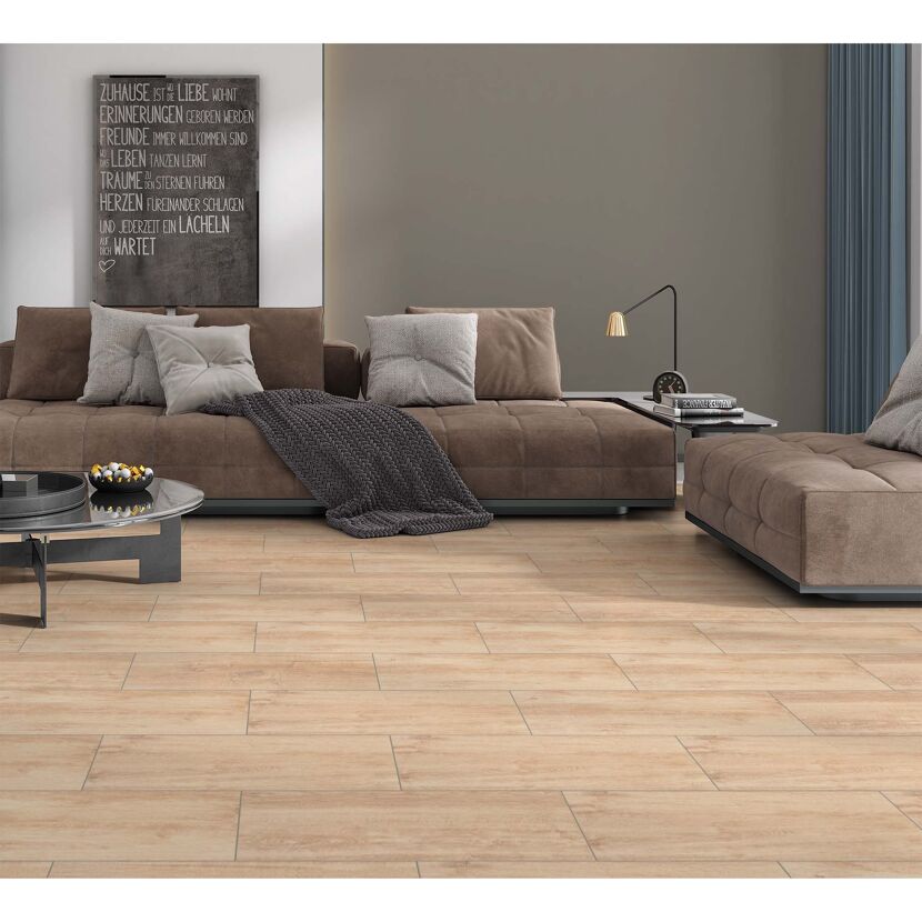 Wohnzimmer mit hellem Fliesenboden und braunem Sofa.