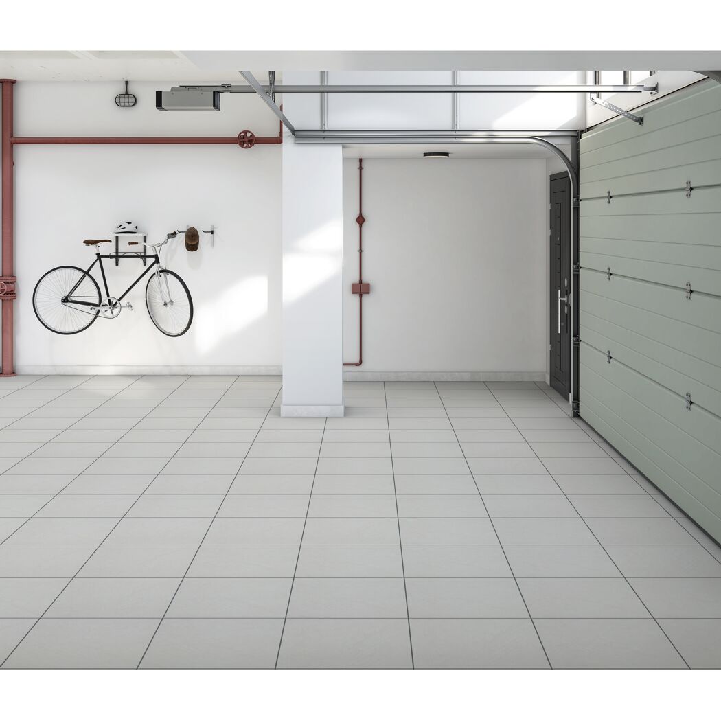 Garage mit Fliesenboden und einem Fahrrad an der Wand.
