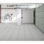 Garage mit Fliesenboden und einem Fahrrad an der Wand.