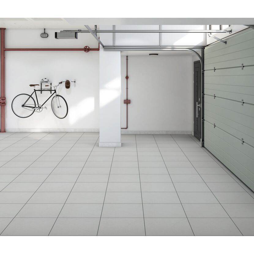 Garage mit Fliesenboden und einem Fahrrad an der Wand.