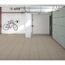 Garage mit Fliesenboden, Fahrrad an der Wand