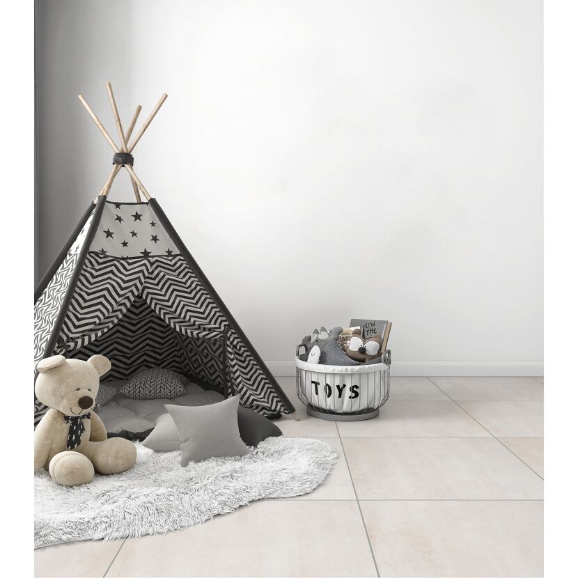 Tipi-Zelt, Teddybär und Spielzeugkorb in einem Kinderzimmer
