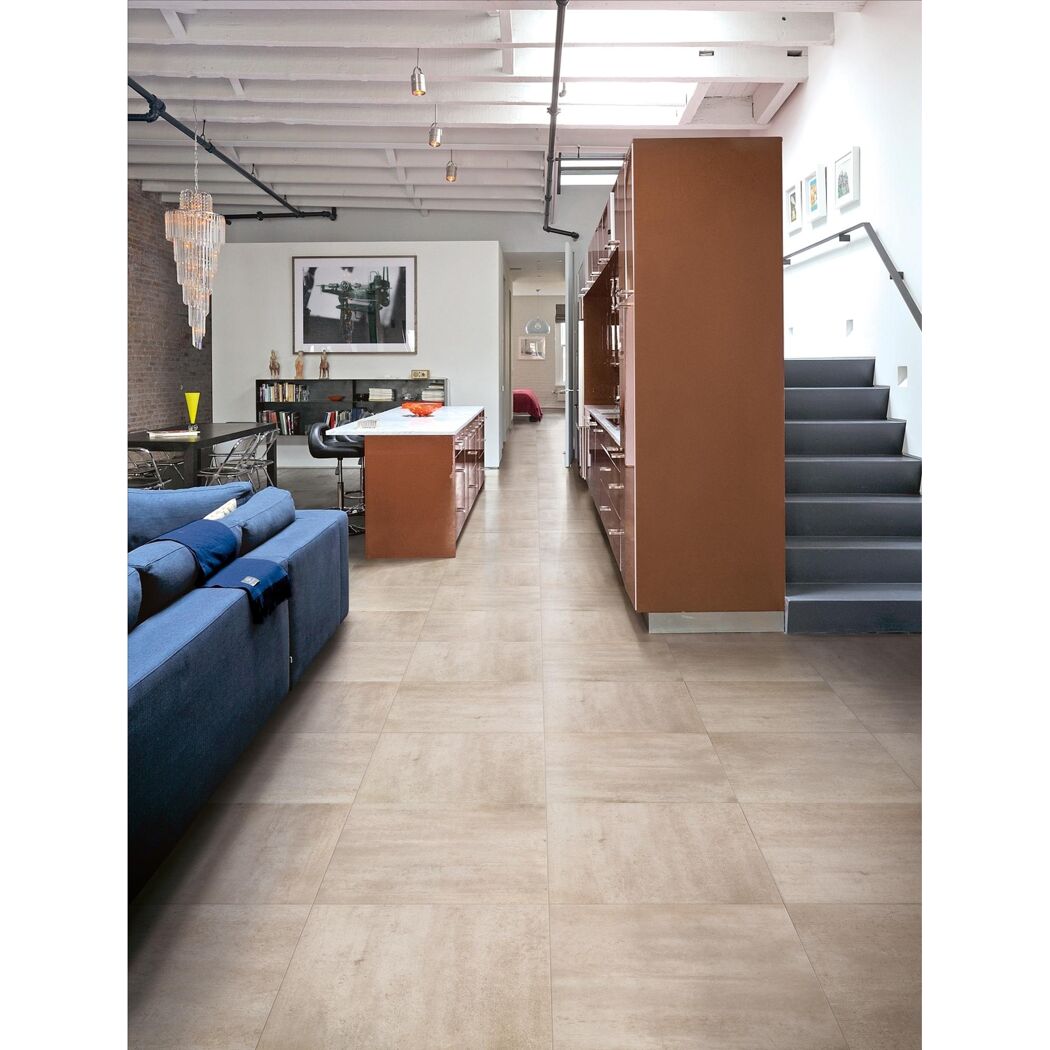 Wohnzimmer mit beige Fliesenboden