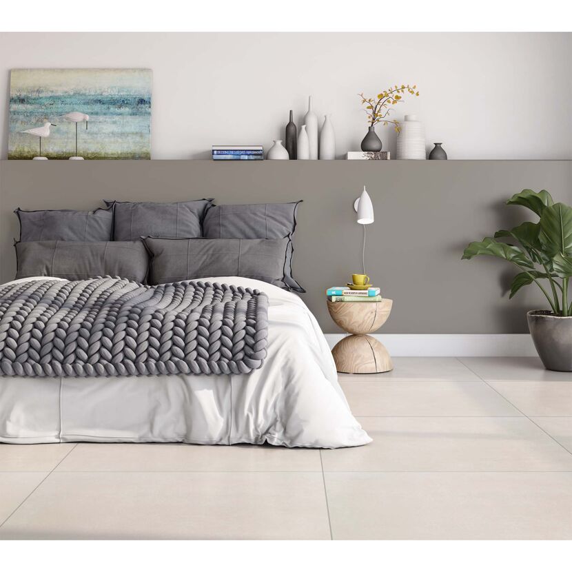 Schlafzimmer mit hellem Fliesenboden