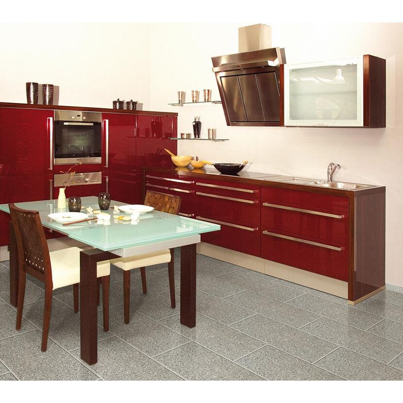 Moderne Küche mit roten Schränken und grauem Fliesenboden.
