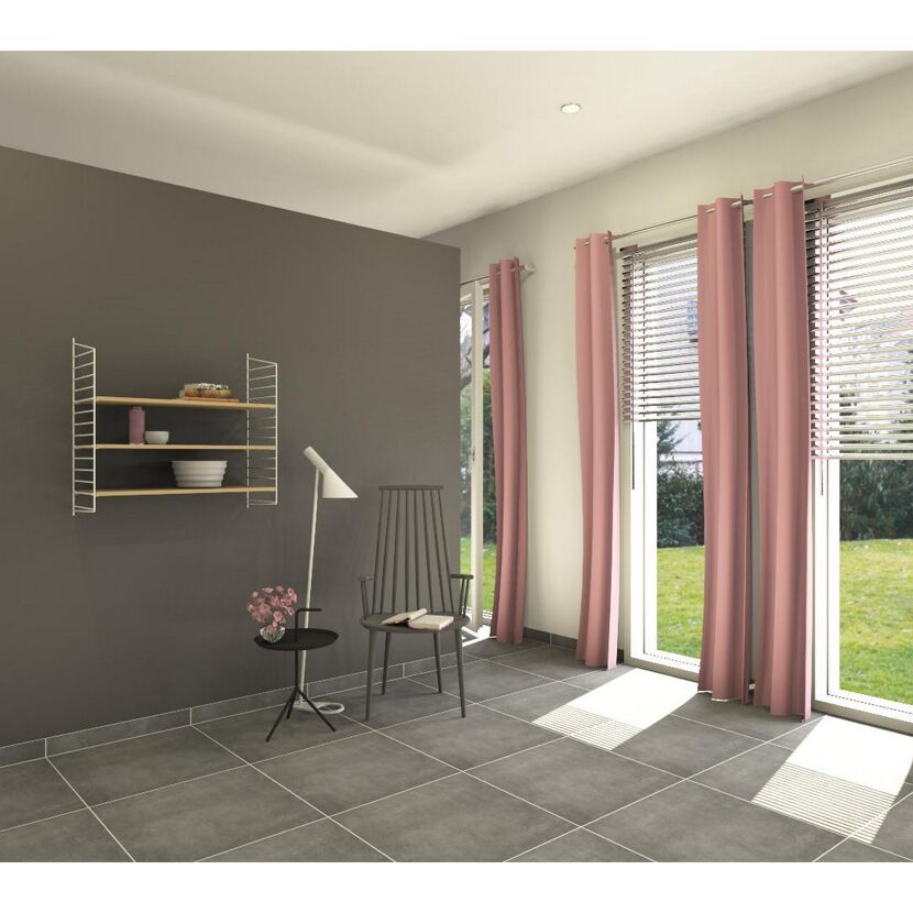 Wohnzimmer mit grauen Fliesen, rosa Vorhängen und einem weißen Regal.
