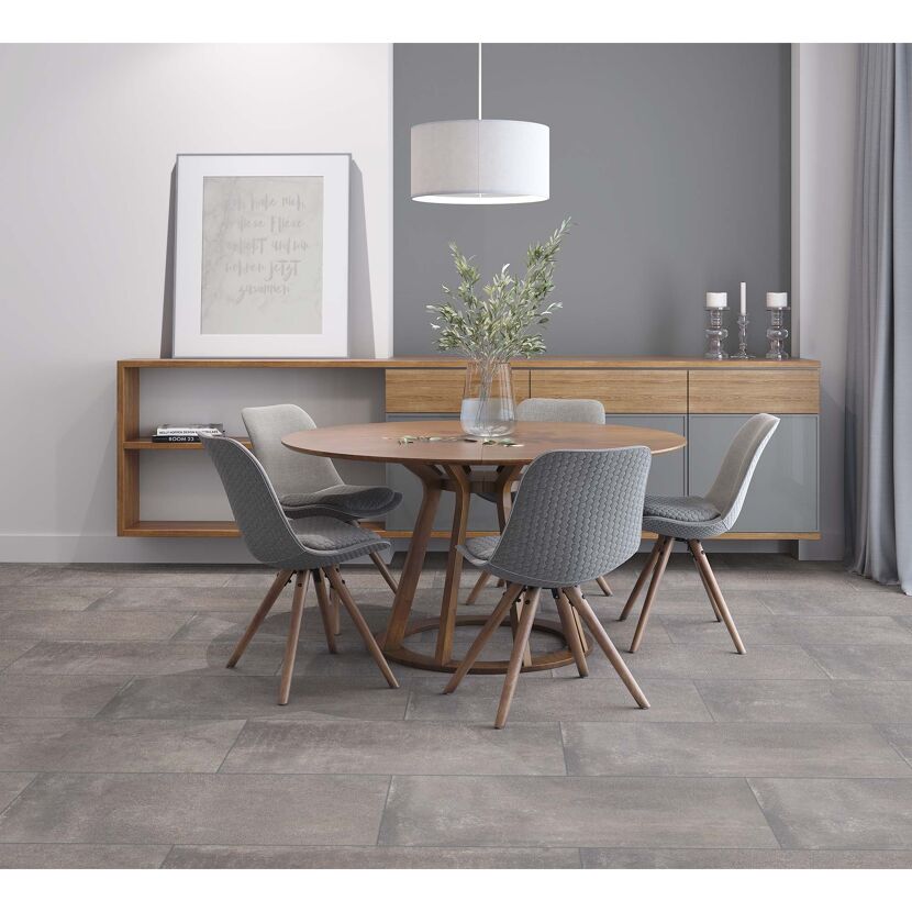 Esszimmer mit rundem Holztisch und grauen Stühlen