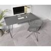 Grauer Schreibtisch mit Computer, Lampe und Stuhl