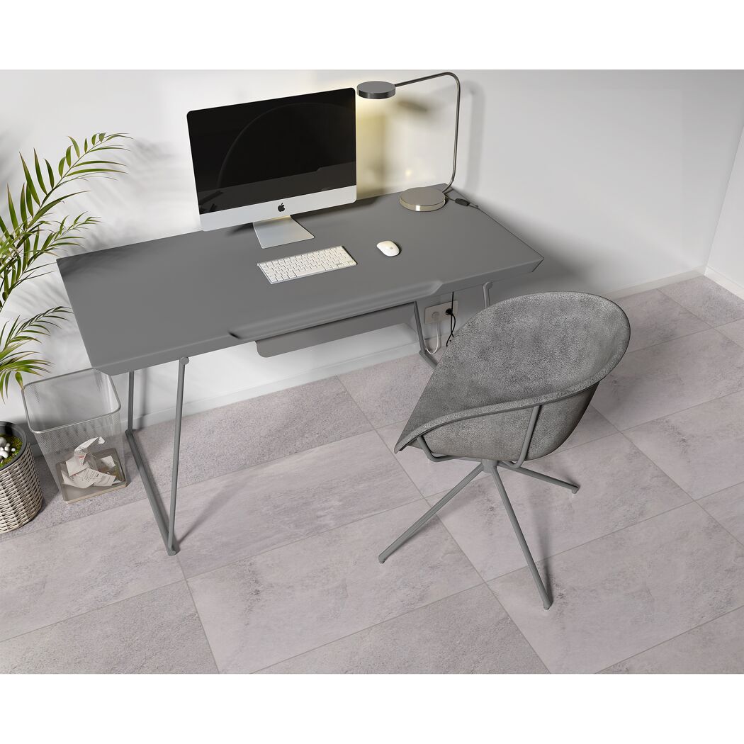 Grauer Schreibtisch mit Computer, Lampe und Stuhl