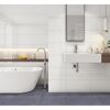 Modernes Badezimmer mit weißer Badewanne und Waschbecken