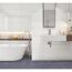 Modernes Badezimmer mit weißer Badewanne und Waschbecken