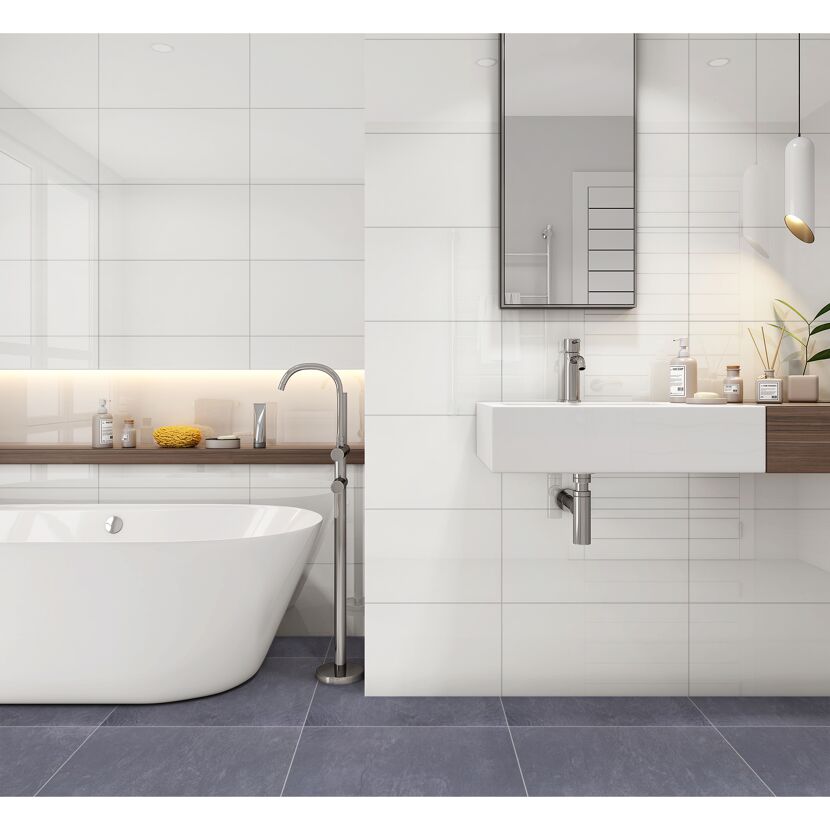 Modernes Badezimmer mit weißer Badewanne und Waschbecken