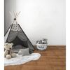 Tipi-Zelt, Teddybär und Spielzeugkorb in Kinderzimmer