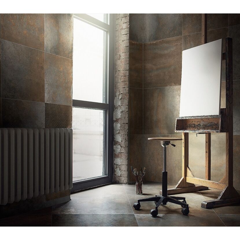 Atelier mit Staffelei und Malutensilien