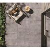 Graue Fliesen verlegt auf einer Terrasse
