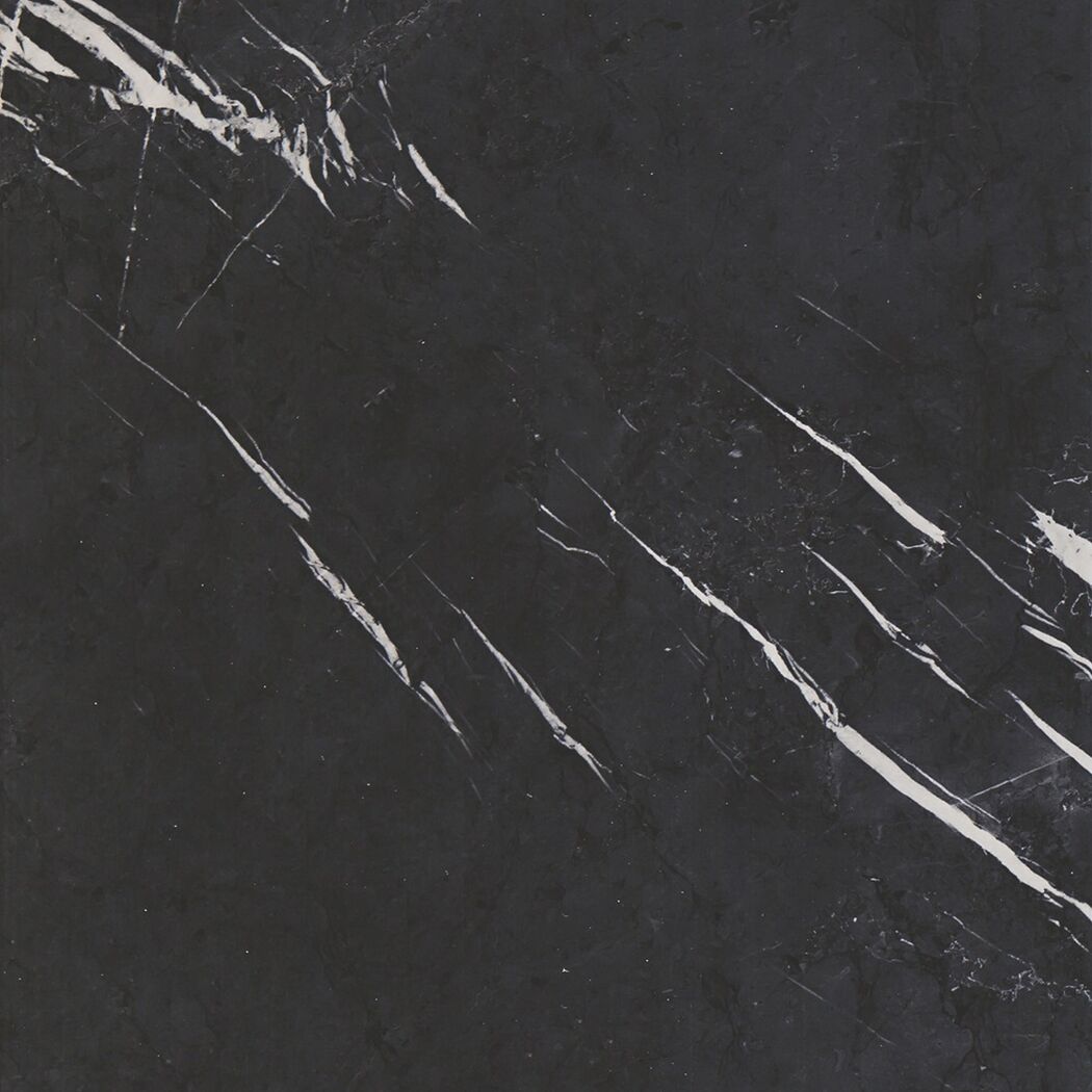 Schwarze Fliese "Caronte Black" mit weißen Adern