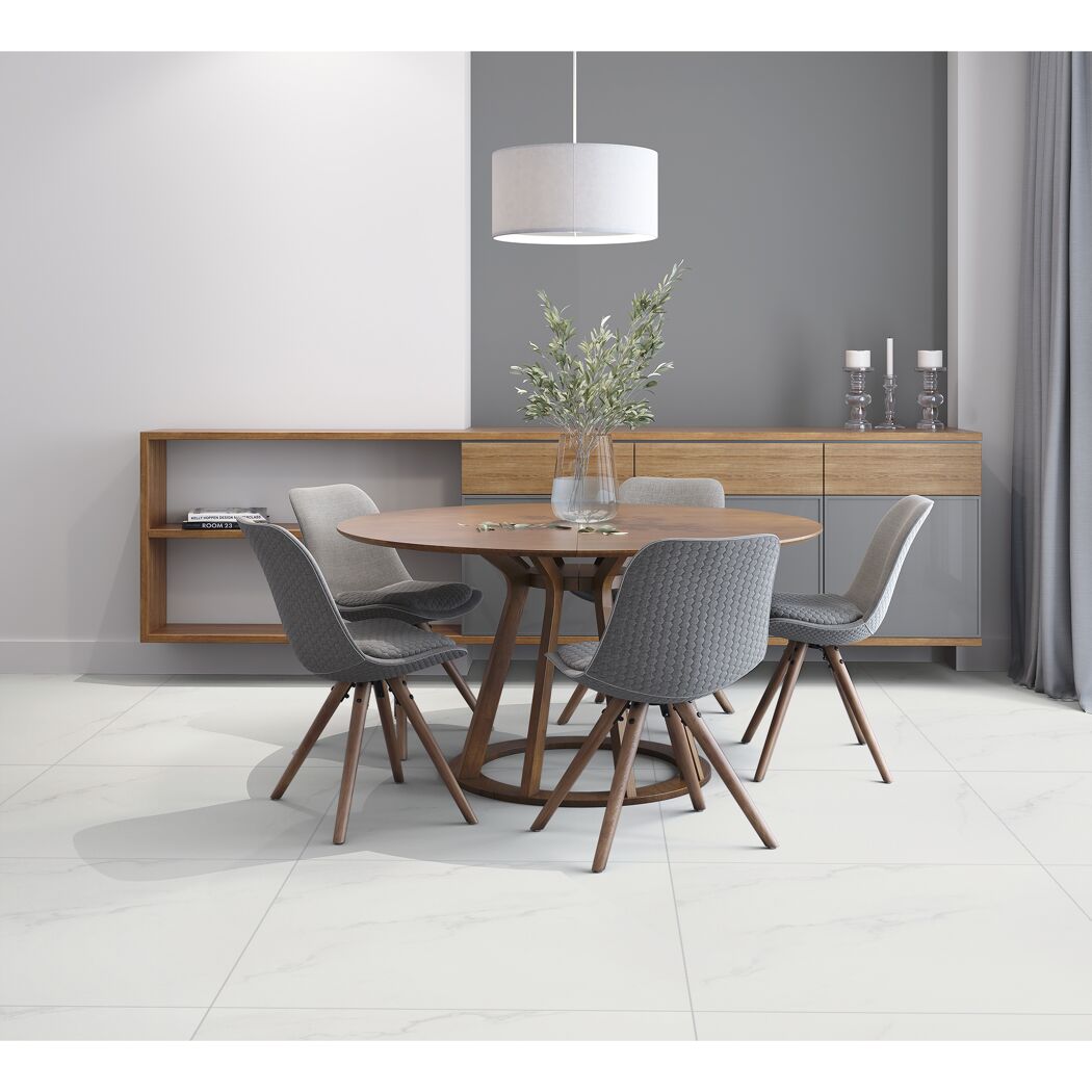 Esszimmer mit rundem Tisch und Stühlen