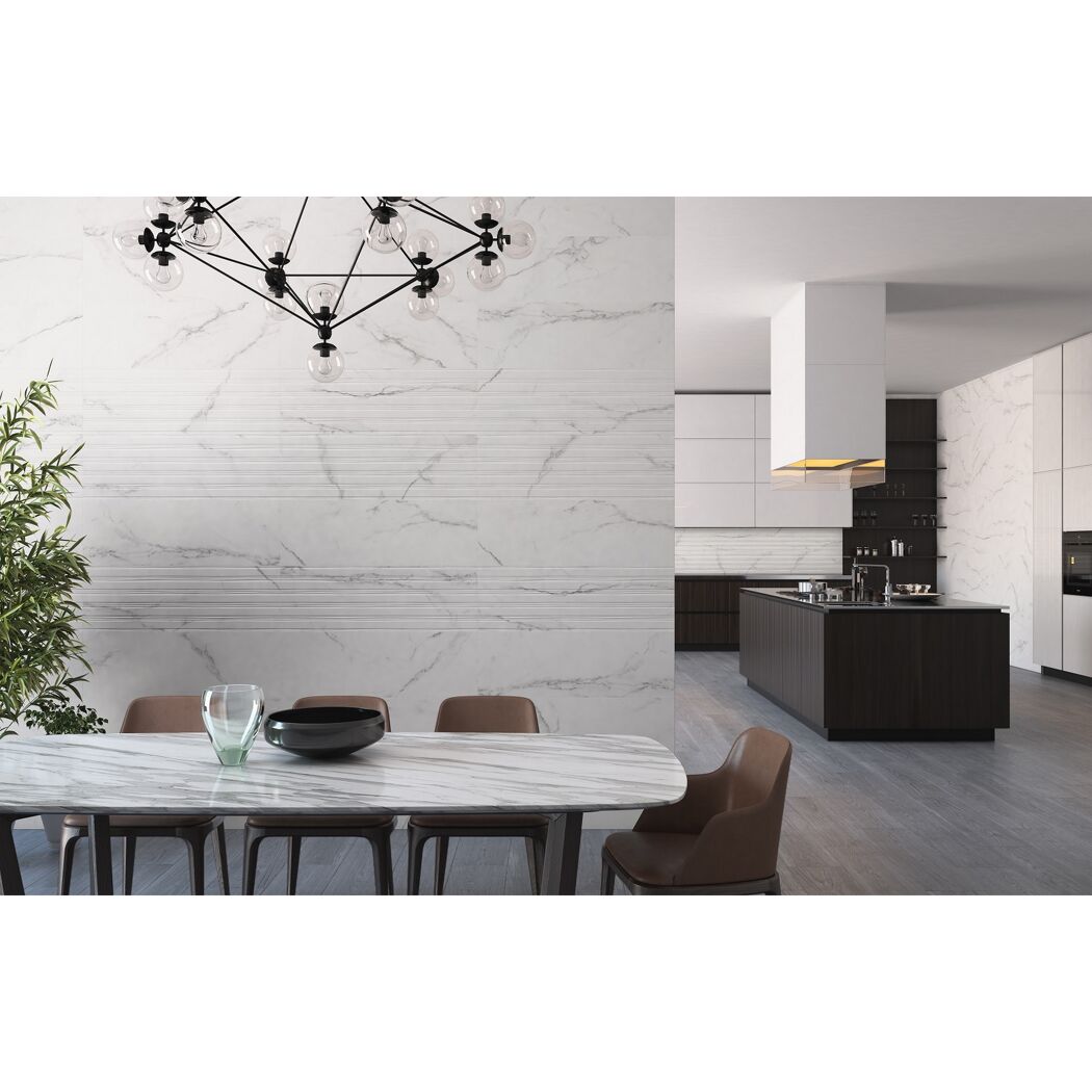 Esszimmer mit Marmorfliesen an der Wand