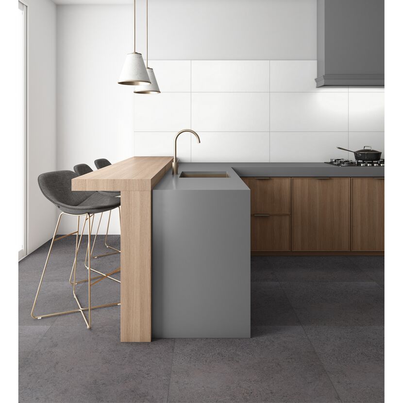 Moderne Küche mit Barhockern und grauen Fliesen