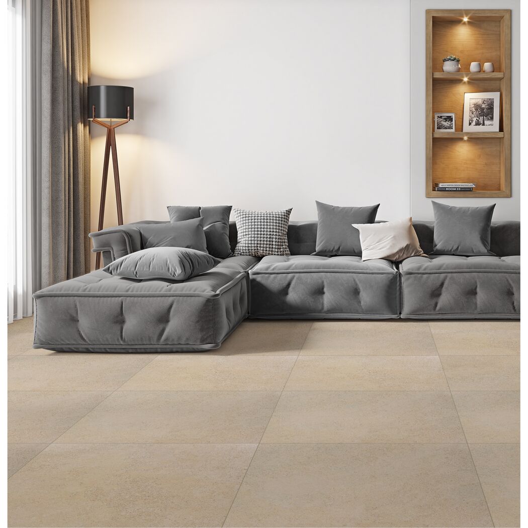 Wohnzimmer mit hellem Fliesenboden und grauer Couch