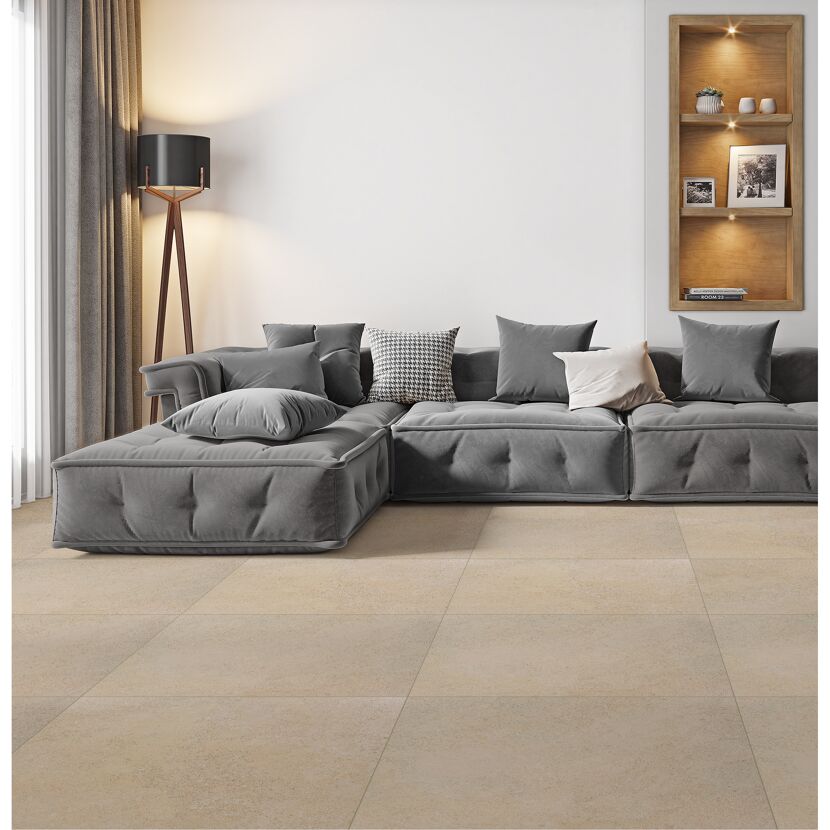 Wohnzimmer mit hellem Fliesenboden und grauer Couch