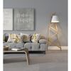 Wohnzimmer mit grauer Couch, gemusterten Kissen und Stehlampe