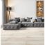 Wohnzimmer mit hellem Holzboden und grauer Couch