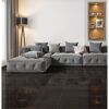 Graue Couch auf dunklem Fliesenboden