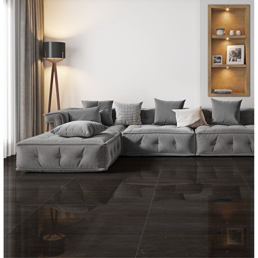 Graue Couch auf dunklem Fliesenboden